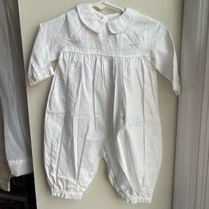 SMALL ESTATES WHITE EMBROIDERED PLANE GRAPHIC ONE PIECE OUTFIT SIZE 6 MONTHS